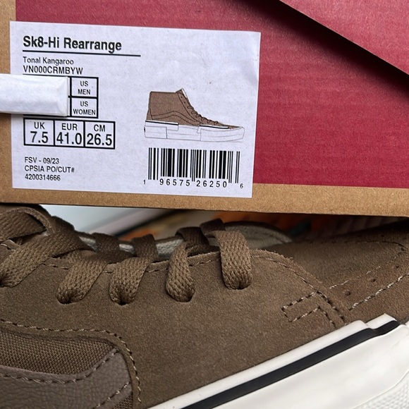 Vans Men’s Sk8-Hi Rearrange
Tonal Kangaroo
VN000CRMBYW
Sneakers - Picture 16 of 16